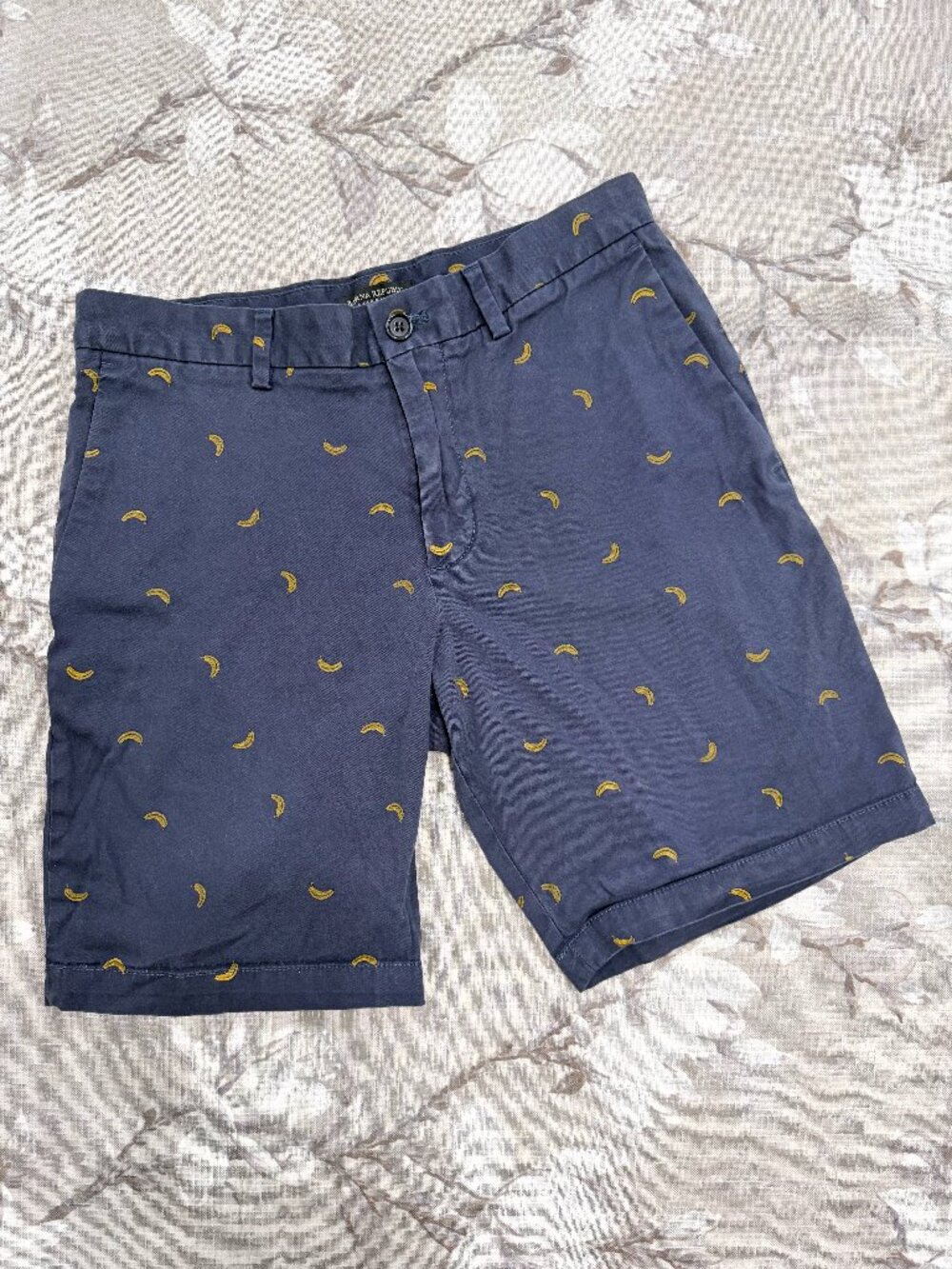 Banana Republic Aiden Shorts Mens 30 Banana Print Navy Stretch Chino Shorts